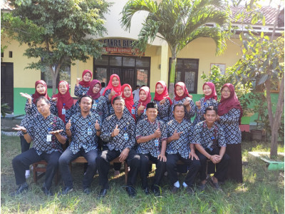 Berpose di halaman depan Perpustakaan Cakra Buada SDN Kedunguter 01